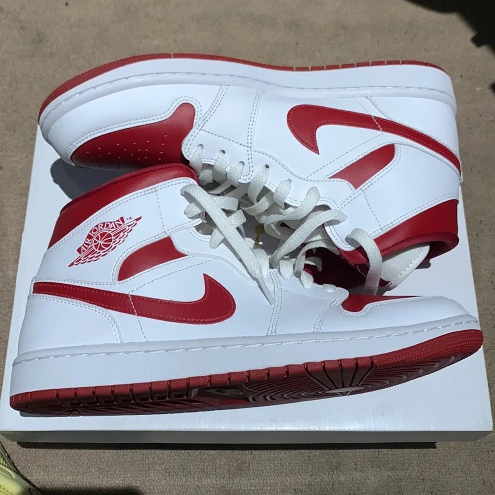 2022 Wmns Air Jordan 1 Mid 'White Pomegranate' - Picture 2 of 13